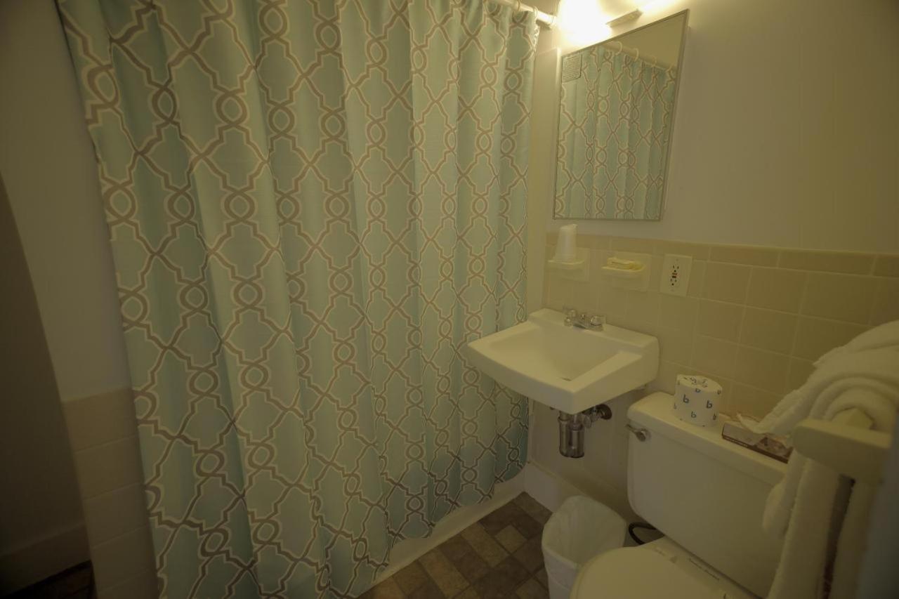 Deluxe Queen Room at Betty Doon Hotel