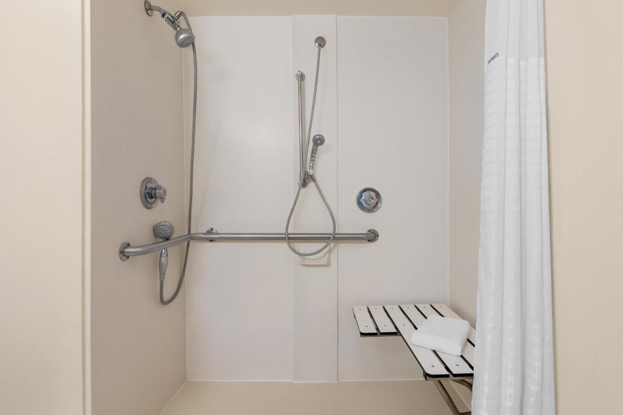 King Room with Mobility/Hearing Impaired Access - Non-Smoking at Baymont by Wyndham Daytona Beach/Intl Speedway