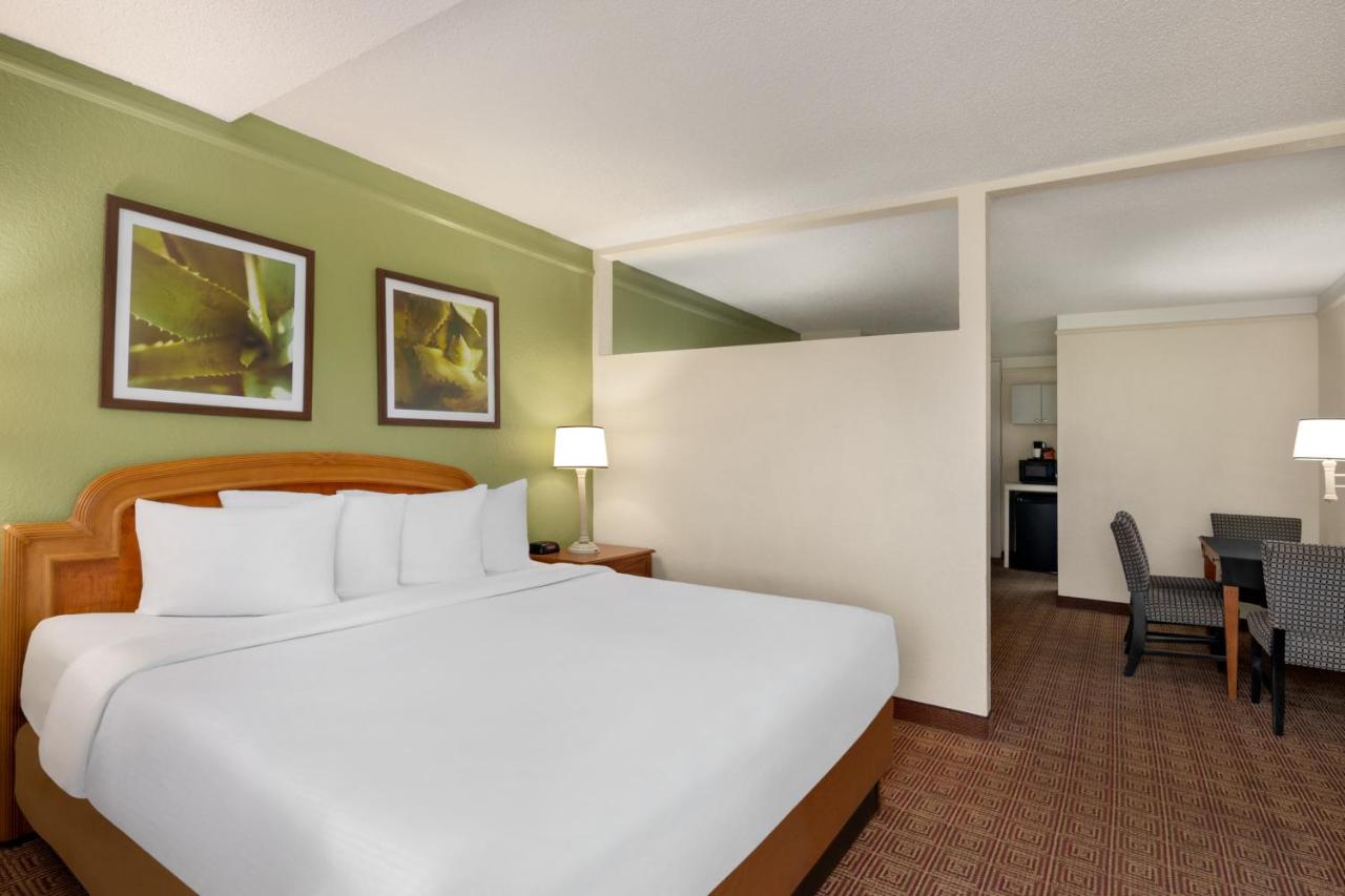 Deluxe King Room - Non-Smoking at Baymont by Wyndham Daytona Beach/Intl Speedway