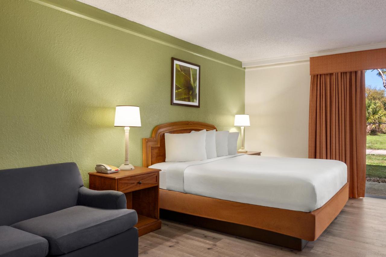 1 King Bed, Studio Suite, Non-Smoking at Baymont by Wyndham Daytona Beach/Intl Speedway