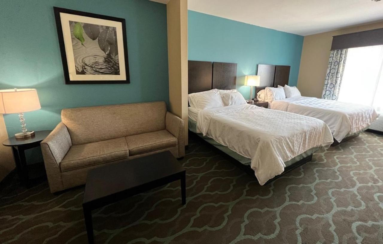 Queen Suite at Holiday Inn Express & Suites Cuero by IHG