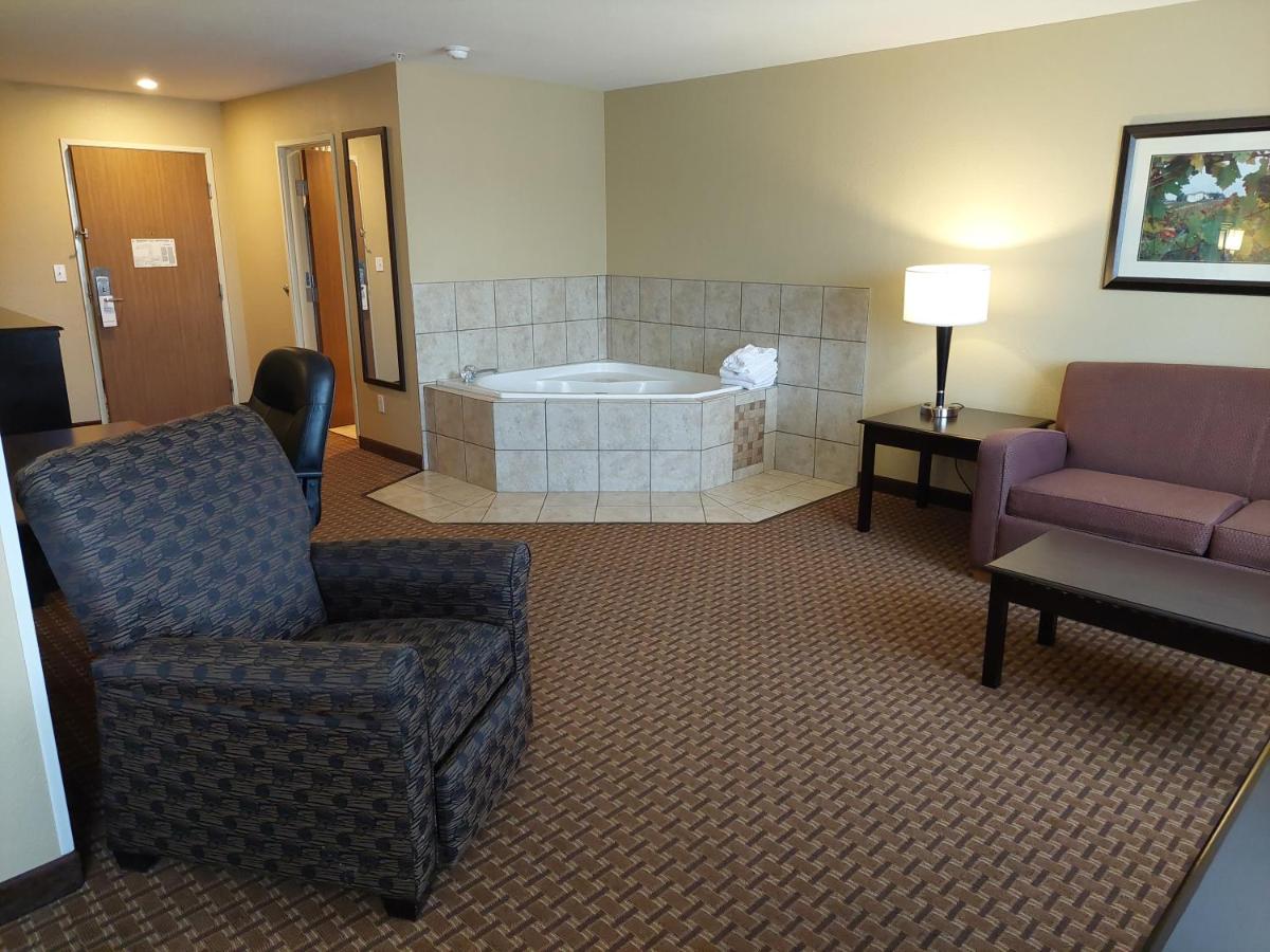 King Suite with Spa Tub at Best Western Plus Vintage Valley Inn