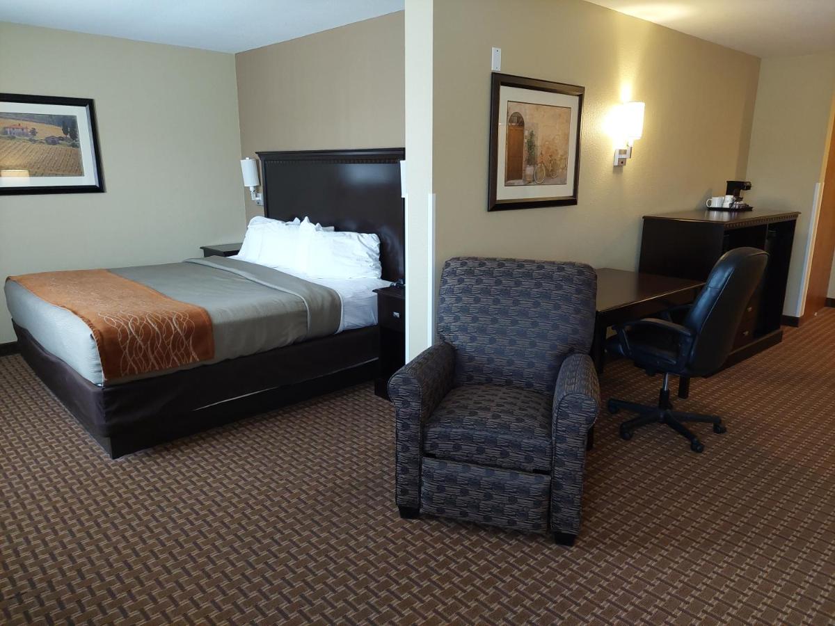 King Suite with Spa Tub at Best Western Plus Vintage Valley Inn