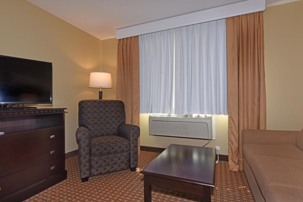 King Suite with Kitchen and Spa Tub at Best Western Plus Vintage Valley Inn