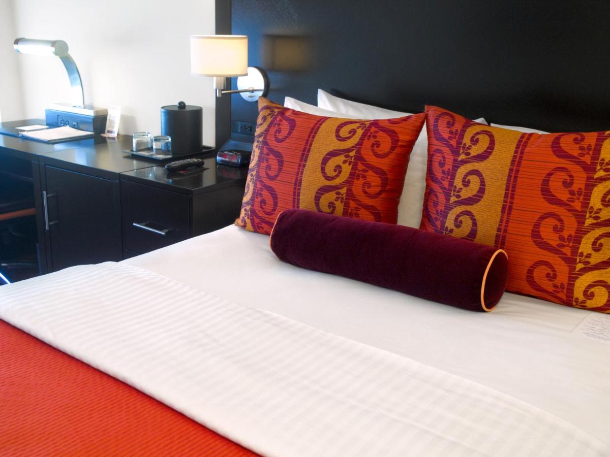 Superior Queen Room at Washington Plaza Hotel