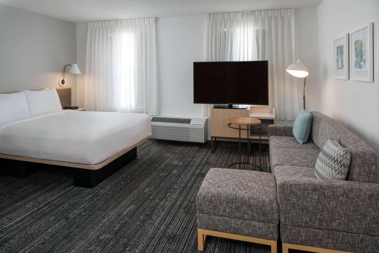 Studio Suite Queen with Tub - Mobility Accessible at Sonesta Simply Suites Falls Church