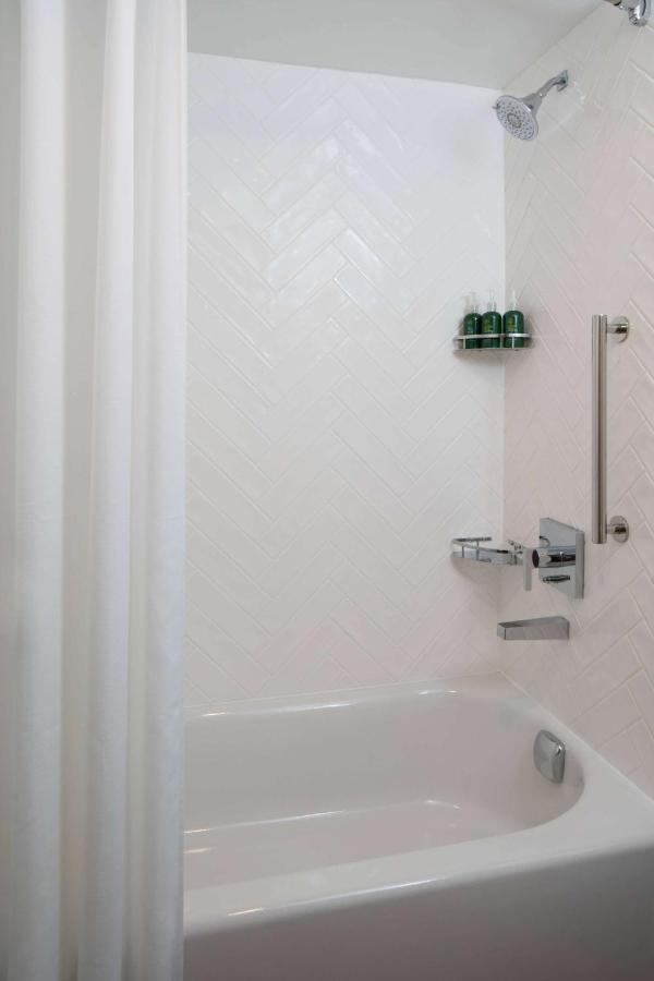 Studio Suite Queen with Tub - Mobility Accessible at Sonesta Simply Suites Falls Church