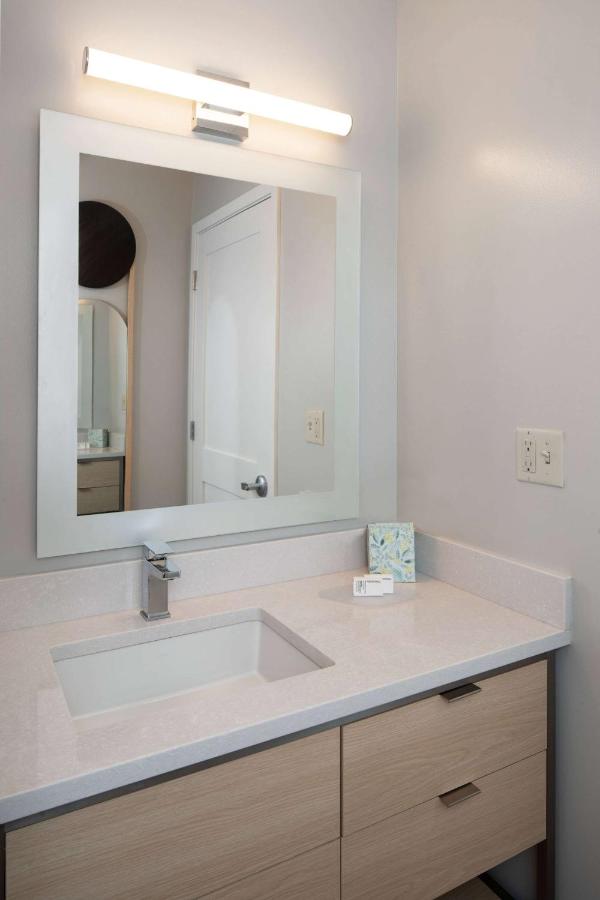 Studio Suite Queen with Tub - Mobility Accessible at Sonesta Simply Suites Falls Church