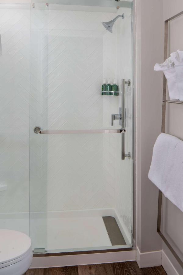 Studio Suite Queen with Roll-In Shower - Mobility/Hearing Accessible at Sonesta Simply Suites Falls Church