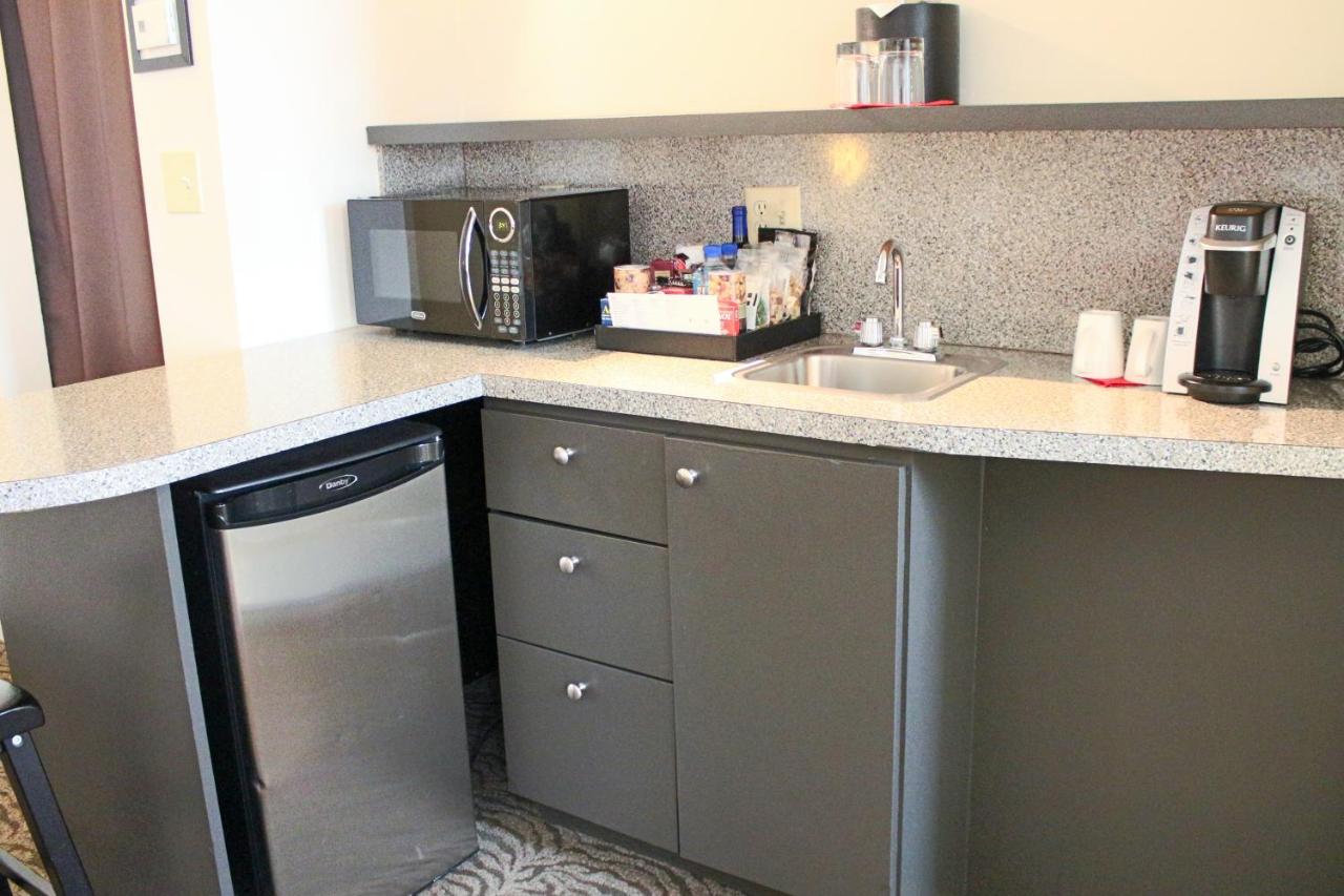 Deluxe Double Room at Artmore Hotel - Midtown