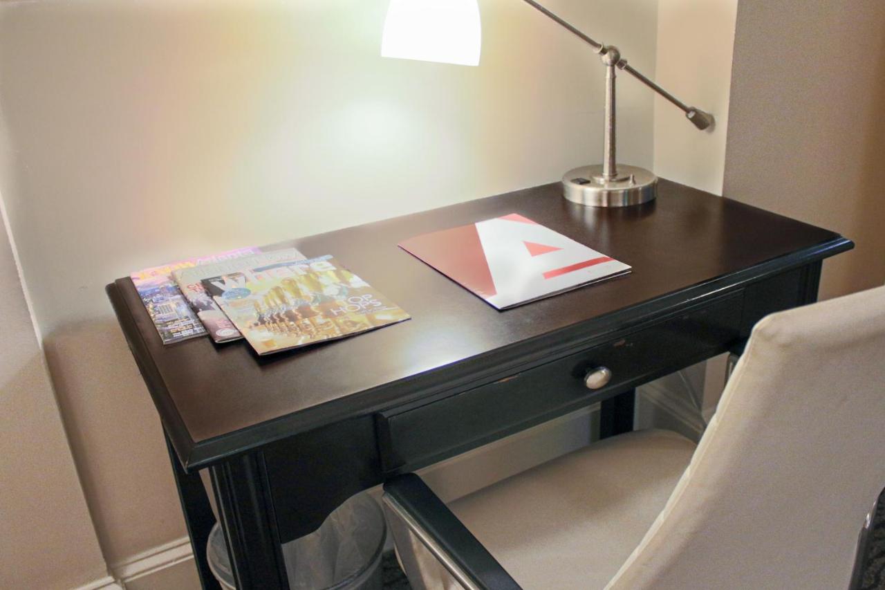 Executive King Room at Artmore Hotel - Midtown