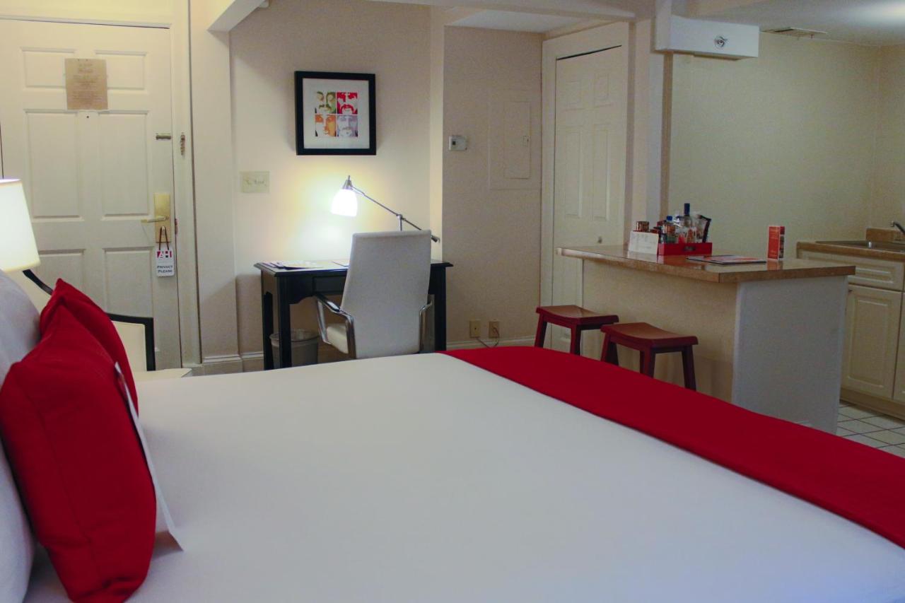 Accessible Deluxe Studio King Bed at Artmore Hotel - Midtown
