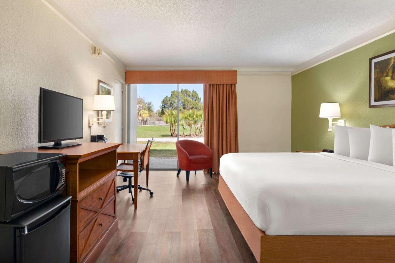 King Room with Mobility/Hearing Impaired Access - Non-Smoking at Baymont by Wyndham Daytona Beach/Intl Speedway