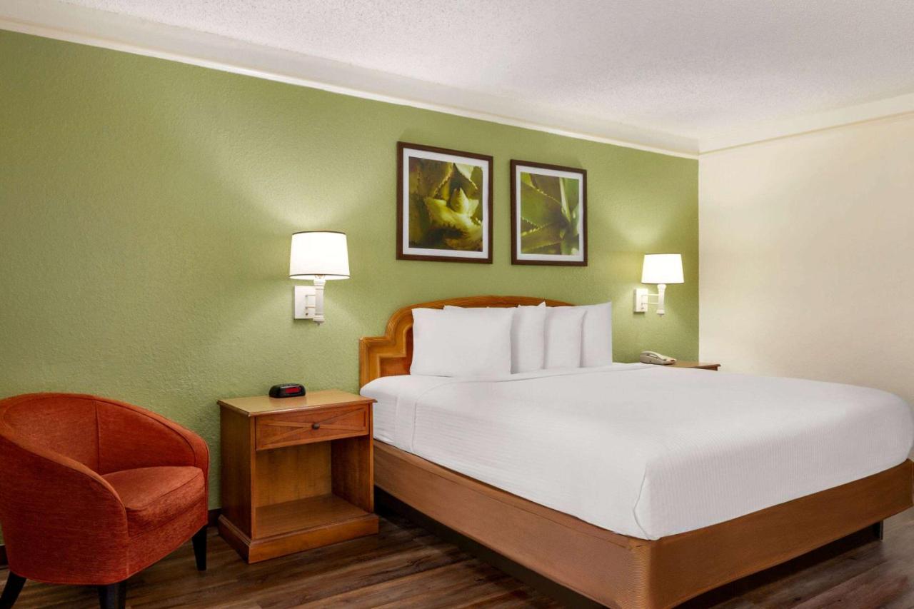 King Room - Non-Smoking at Baymont by Wyndham Daytona Beach/Intl Speedway