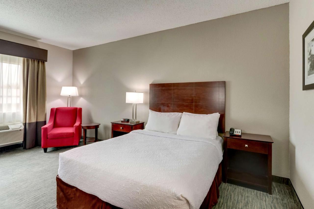 Queen Room with Roll-in Shower - Non-Smoking/Disability Access at Best Western Plus University Inn & Suites