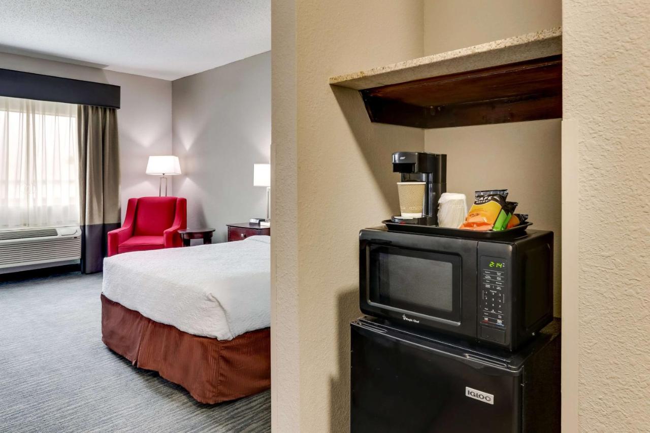 Queen Room with Roll-in Shower - Non-Smoking/Disability Access at Best Western Plus University Inn & Suites