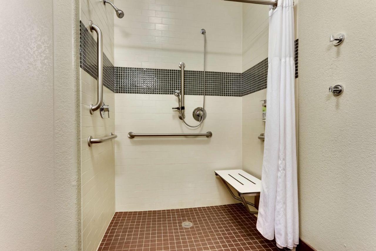 Queen Room with Roll-in Shower - Non-Smoking/Disability Access at Best Western Plus University Inn & Suites