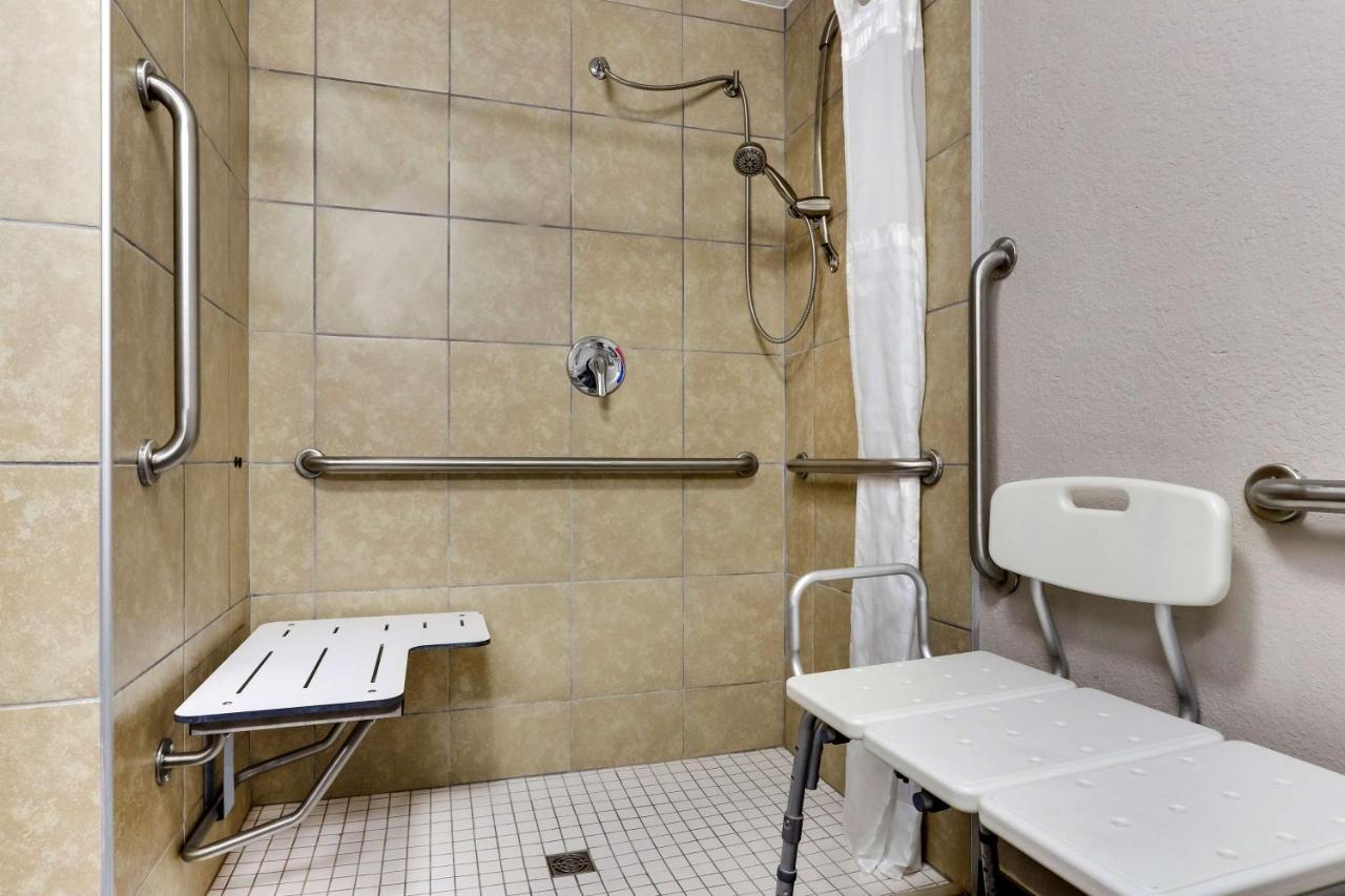 Queen Room with Roll-in Shower - Non-Smoking/Disability Access at Best Western Plus University Inn & Suites