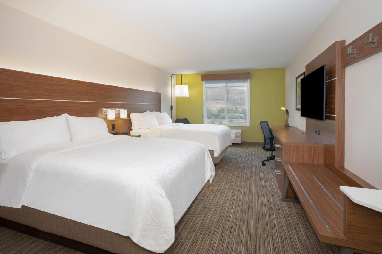 Queen Room at Holiday Inn Express Yreka-Shasta Area by IHG