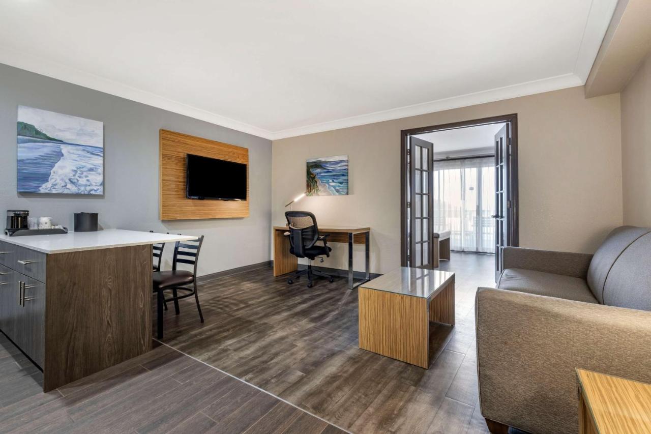 King Room with Kitchenette - Non-Smoking at The Encinitan Hotel & Suites