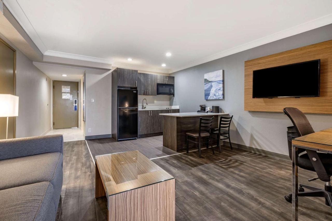 King Room with Kitchenette - Non-Smoking at The Encinitan Hotel & Suites