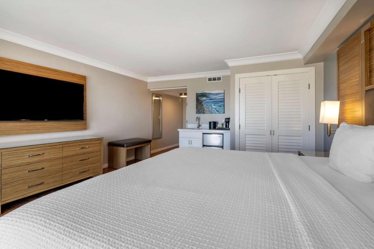 King Room with Sea View and Wet Bar at The Encinitan Hotel & Suites