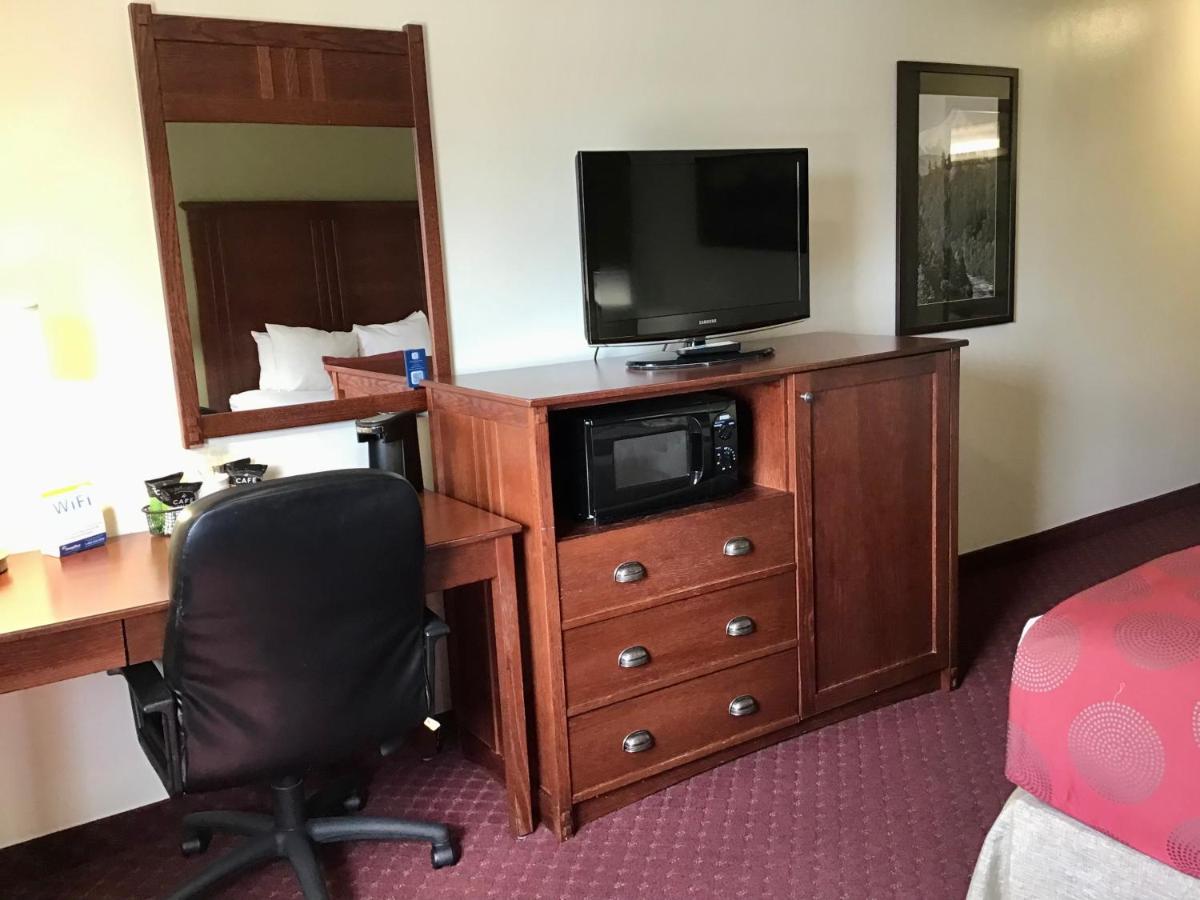 Queen Studio Suite with Roll-In Shower - Mobility Accessible/Non-Smoking at Baymont by Wyndham Bozeman