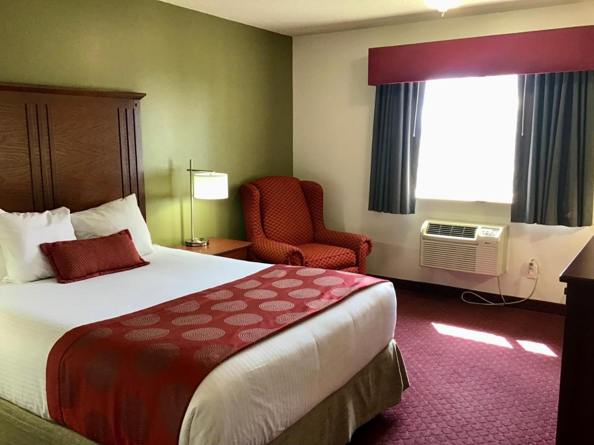 Queen Studio Suite with Roll-In Shower - Mobility Accessible/Non-Smoking at Baymont by Wyndham Bozeman