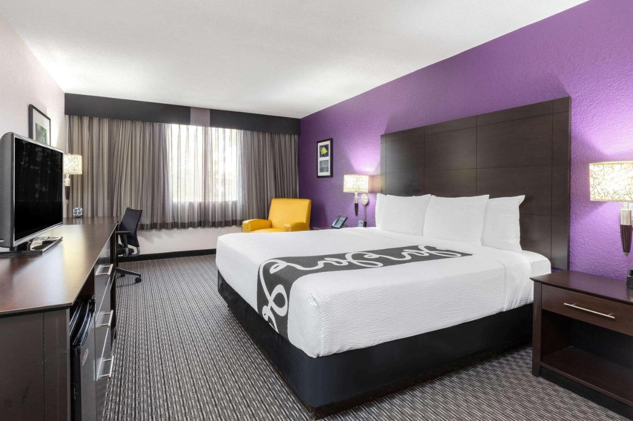 King Room at La Quinta Inn & Suites by Wyndham Clifton/Rutherford
