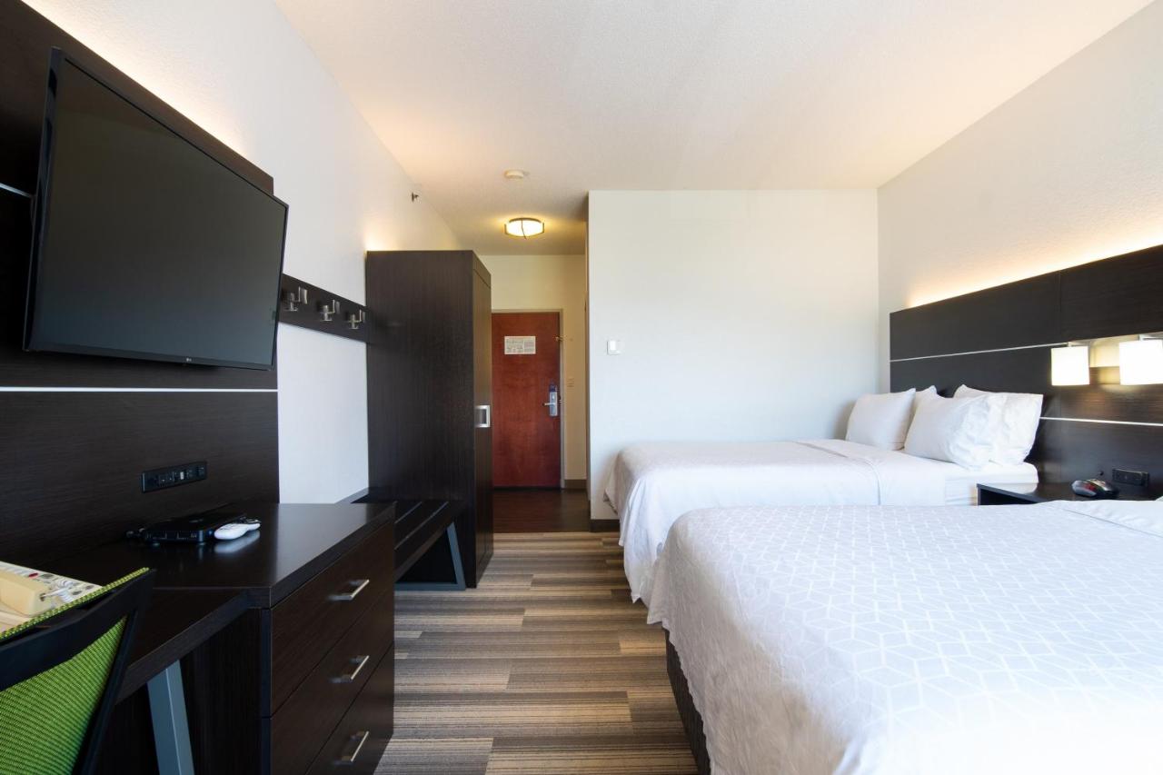 Queen Room with Two Queen Beds at Holiday Inn Express Hotel & Suites Bedford by IHG