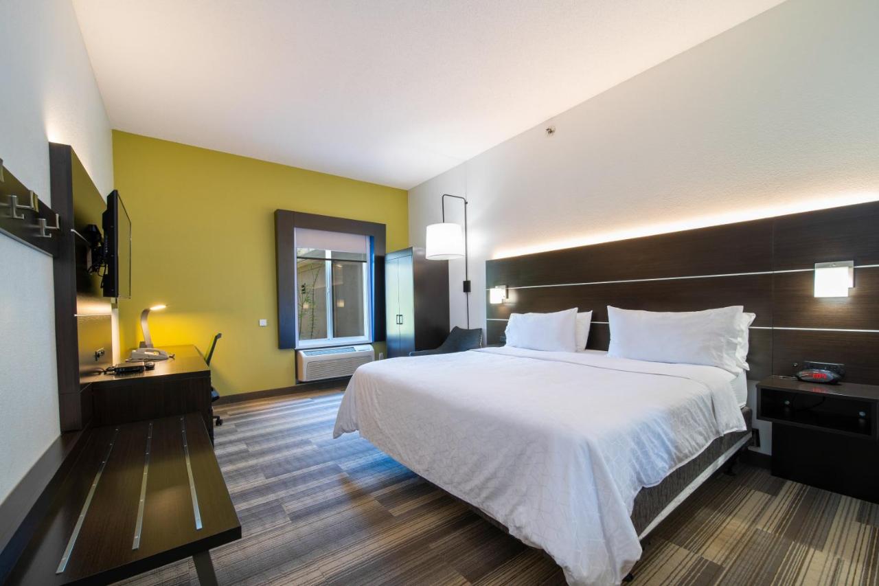 King Room with Roll-In Shower - Disability Access at Holiday Inn Express Hotel & Suites Bedford by IHG