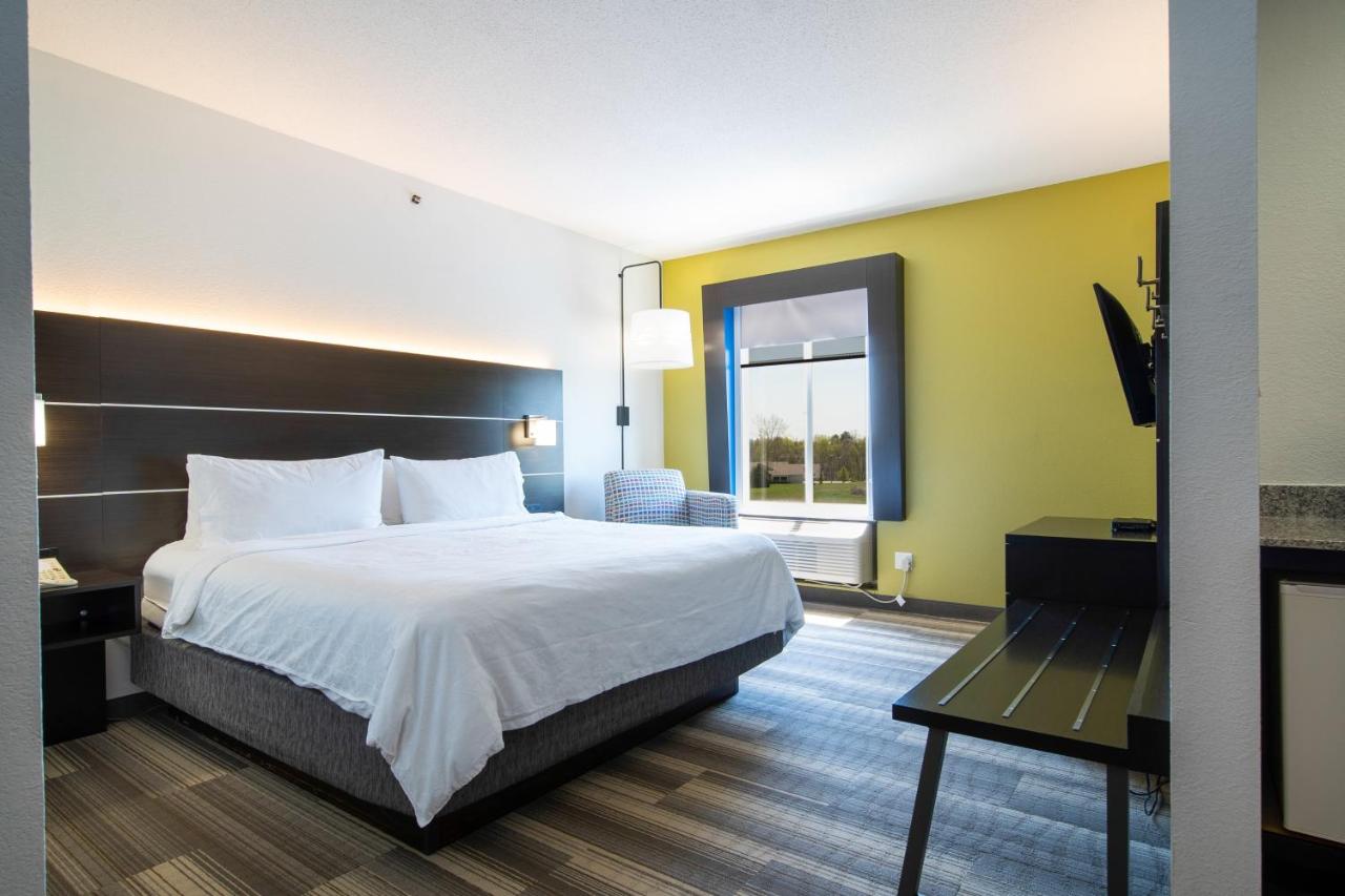 King Suite at Holiday Inn Express Hotel & Suites Bedford by IHG