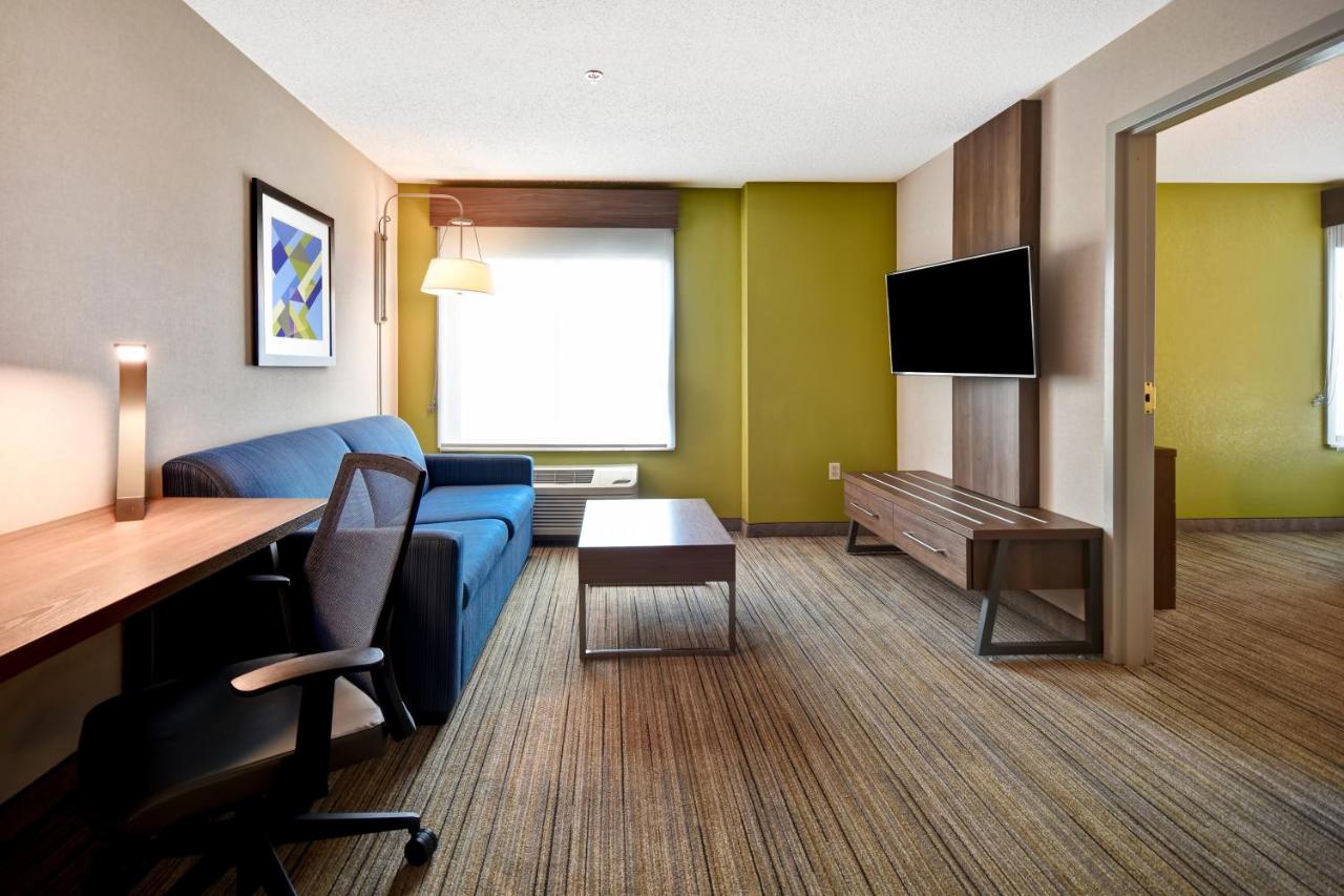 King Suite - Disability Access at Holiday Inn Express Newport North - Middletown by IHG