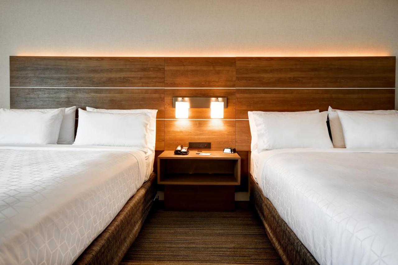 Queen Room with Two Queen Beds at Holiday Inn Express Newport North - Middletown by IHG