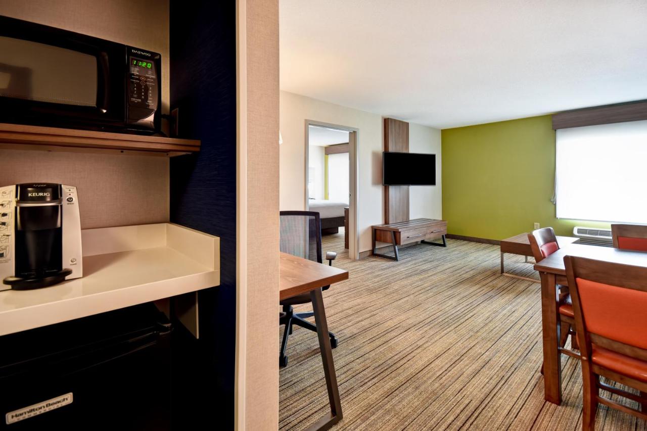 King Suite at Holiday Inn Express Newport North - Middletown by IHG