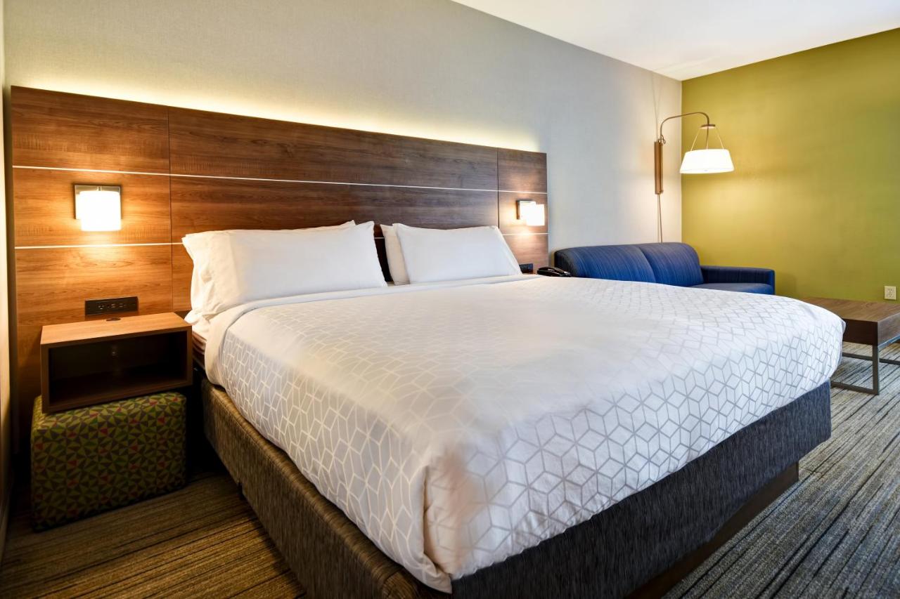 Superior King Room at Holiday Inn Express Newport North - Middletown by IHG