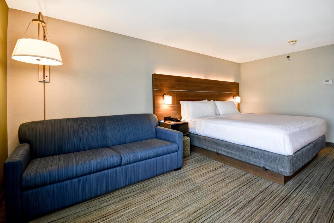 King Room with Sofa Bed at Holiday Inn Express Newport North - Middletown by IHG