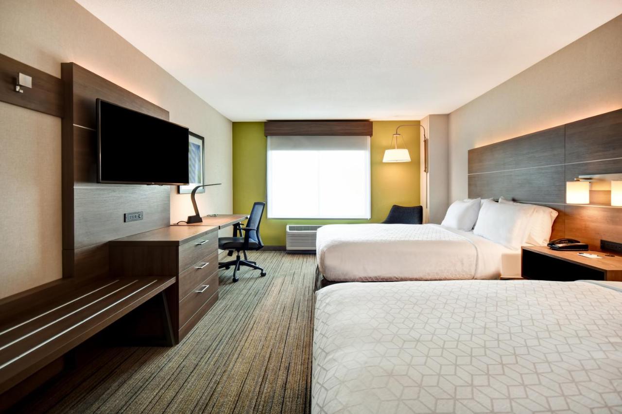 Queen Room with Two Queen Beds - Disability Access at Holiday Inn Express Newport North - Middletown by IHG
