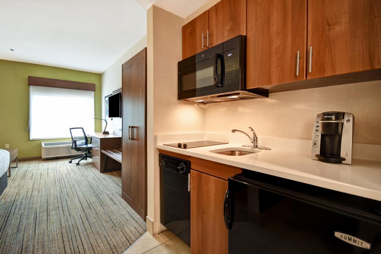 Superior King Room at Holiday Inn Express Newport North - Middletown by IHG
