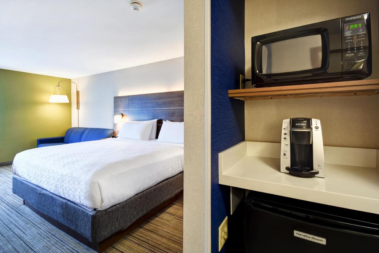 King Room with Sofa Bed at Holiday Inn Express Newport North - Middletown by IHG