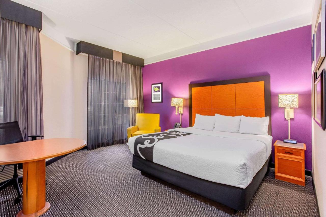 Deluxe King Room at La Quinta Inn & Suites by Wyndham Raleigh Durham Intl AP