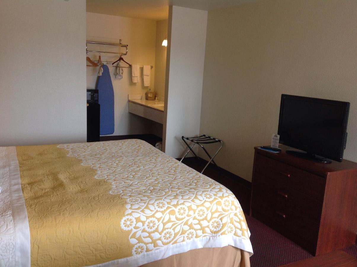 King Room - Disability Access - Non-Smoking at Days Inn by Wyndham Andover