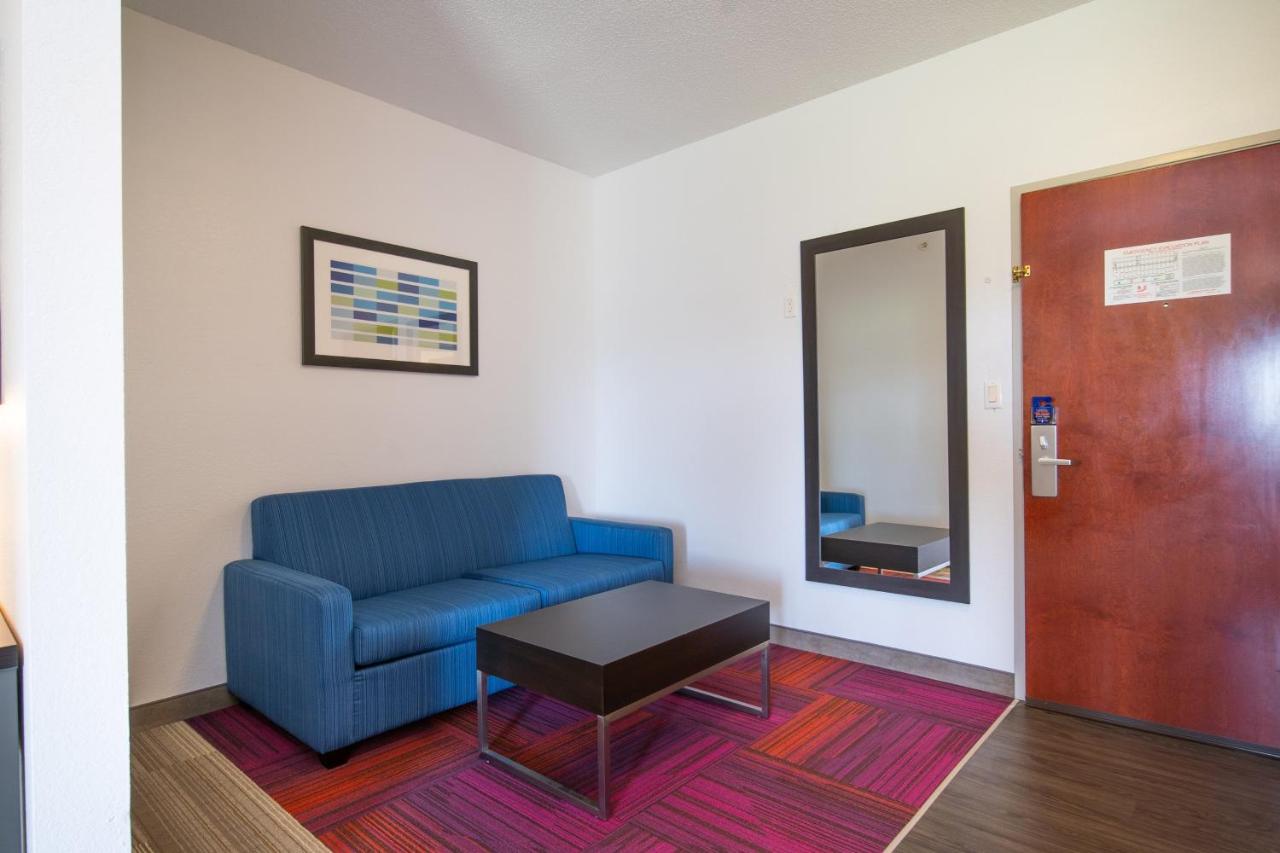 King Suite at Holiday Inn Express Hotel & Suites Bedford by IHG