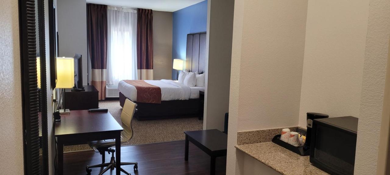 King Suite at Comfort Suites Mandeville - Covington