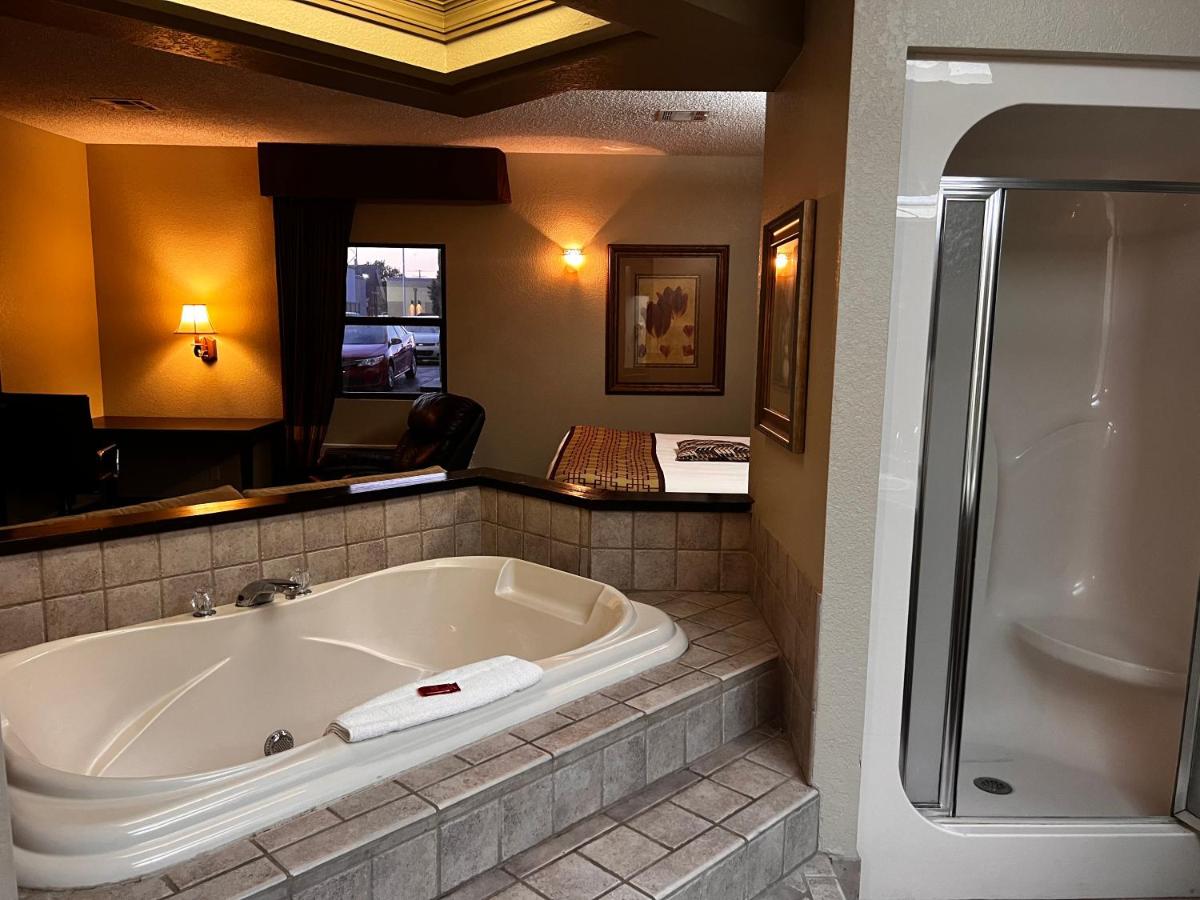 Executive Suite at Apple Tree Inn and Suites
