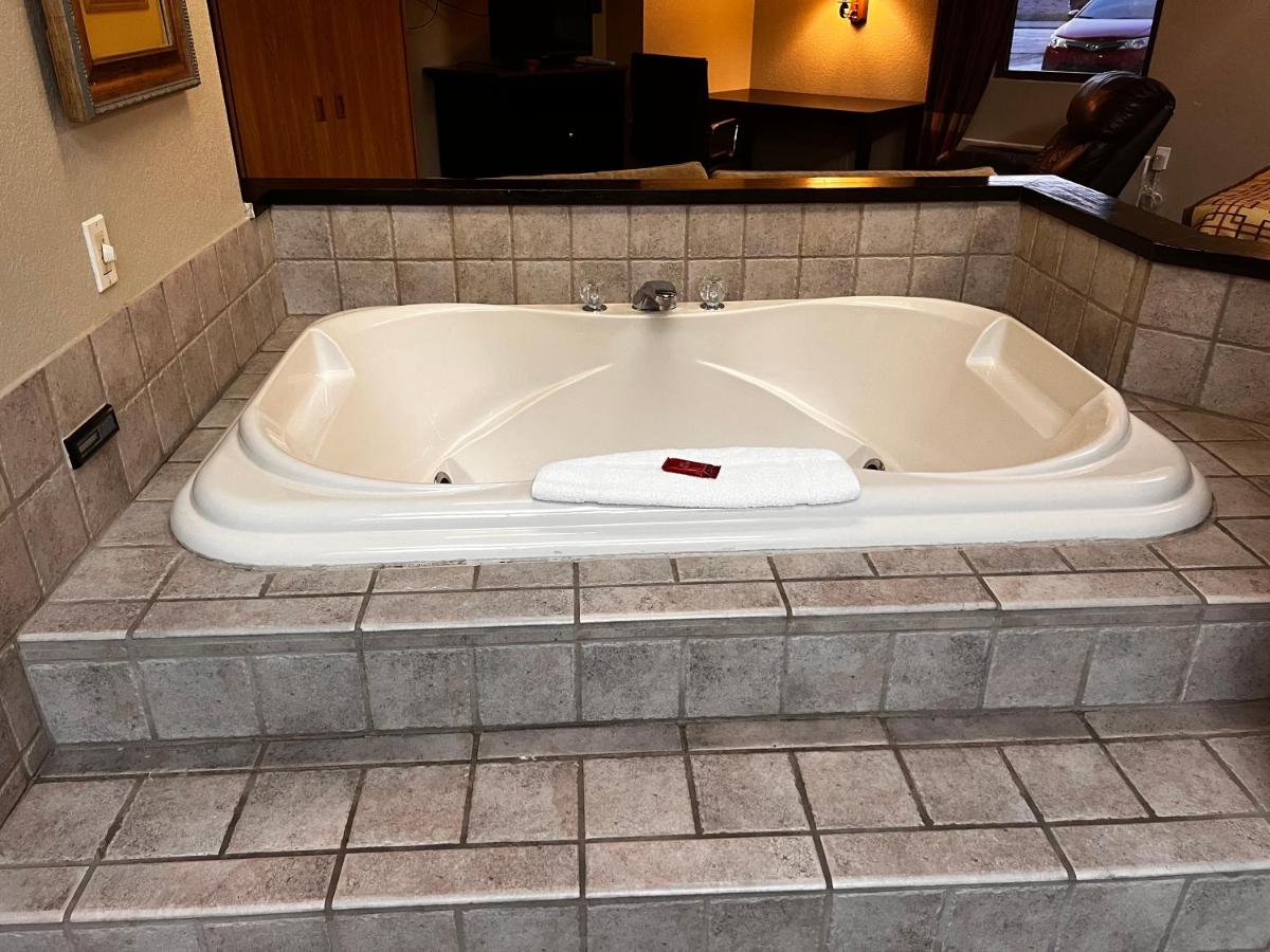 Executive Suite at Apple Tree Inn and Suites