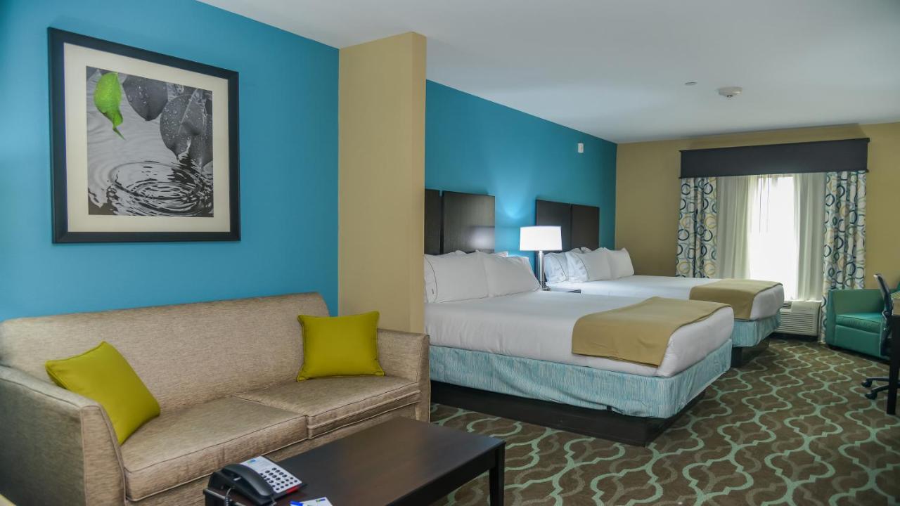 Queen Suite at Holiday Inn Express & Suites Cuero by IHG