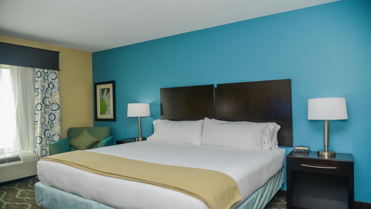 King Leisure Room at Holiday Inn Express & Suites Cuero by IHG