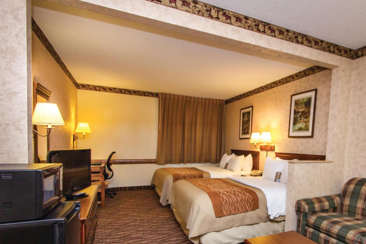 Queen Suite with Two Queen Beds - Non-Smoking at Comfort Inn & Suites Branson Meadows