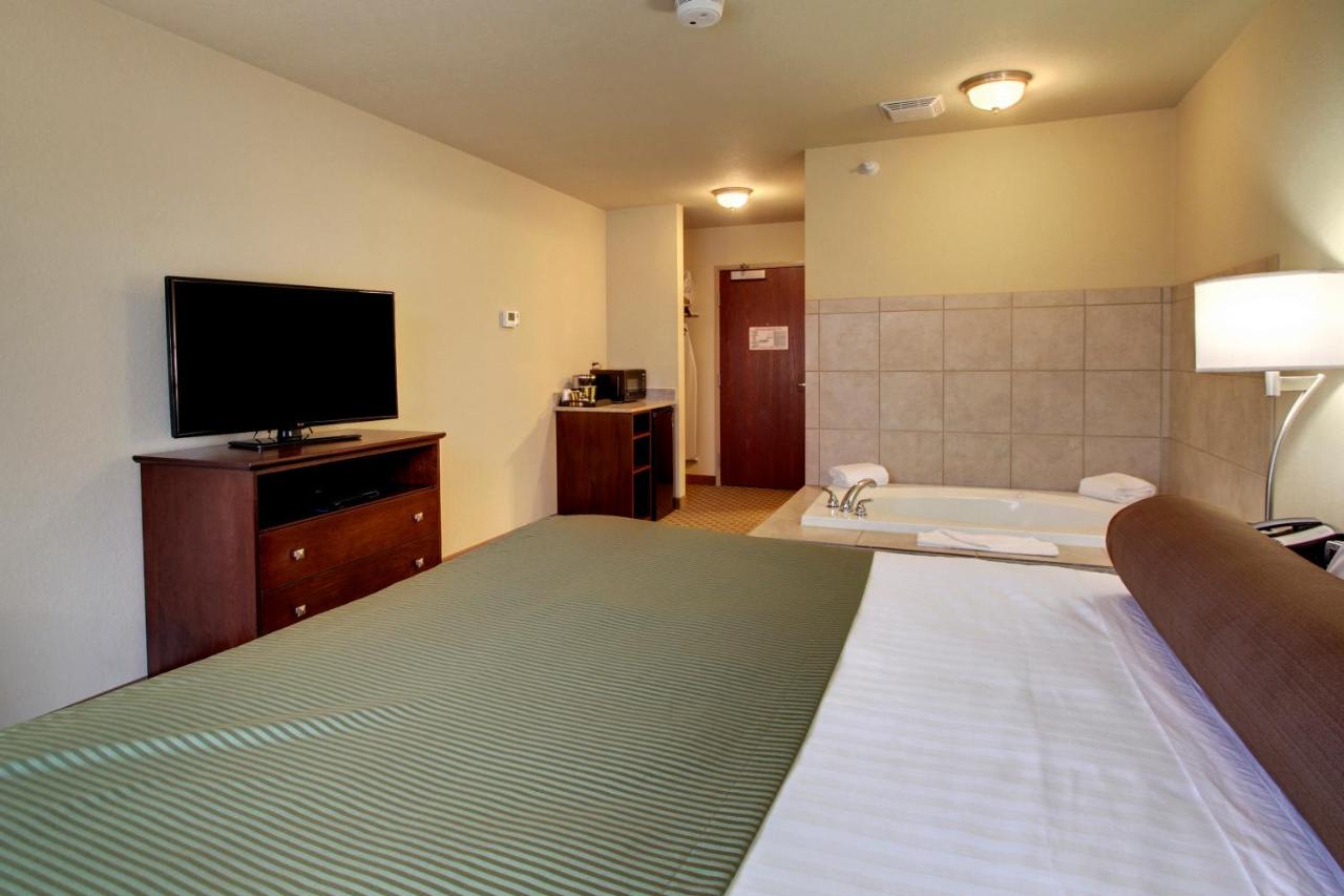 King Room with Spa Bath at Cobblestone Inn & Suites - Linton